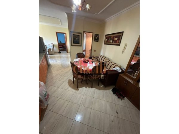 Tirane, jepet me qera apartament 3+1+Aneks+Ballkon Kati 2, 130 m² 600 € (Ish Stacioni Trenit)