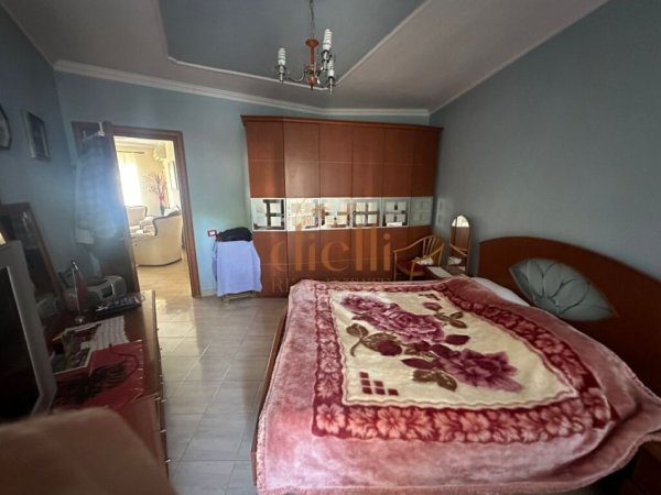 Tirane, jepet me qera apartament 3+1+Aneks+Ballkon Kati 2, 130 m² 600 € (Ish Stacioni Trenit)