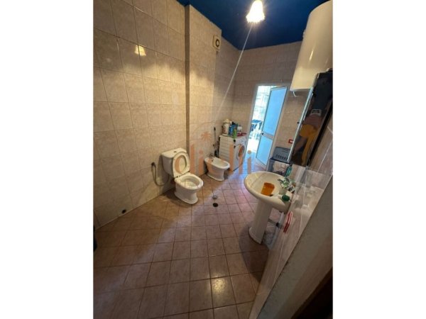 Tirane, jepet me qera apartament 3+1+Aneks+Ballkon Kati 2, 130 m² 600 € (Ish Stacioni Trenit)