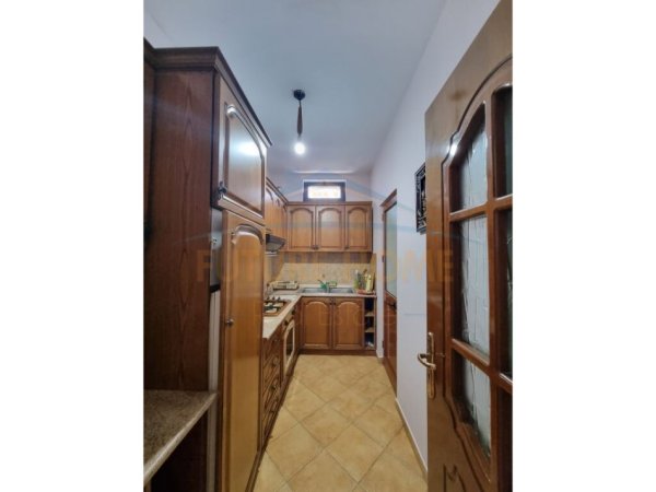 Tirane, jepet me qera apartament 2+1 Kati 5, 95 m² 600 € (9 katshet mbrapa Poliklinikes Qendrore)