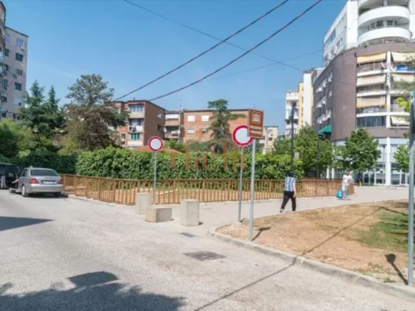 Tirane, jepet me qera ambjent biznesi Kati 0, 100 m² 1.000 € (Mozaiku I Tiranes Ne Zog Te Zi)