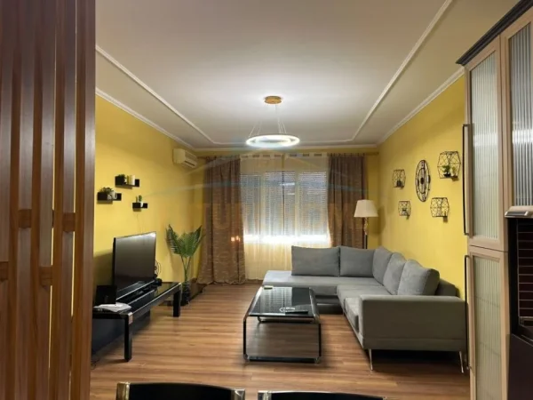 Tirane, jepet me qera apartament 3+1 Kati 2, 124 m² 800 € (TREGU ELEKTRIK)