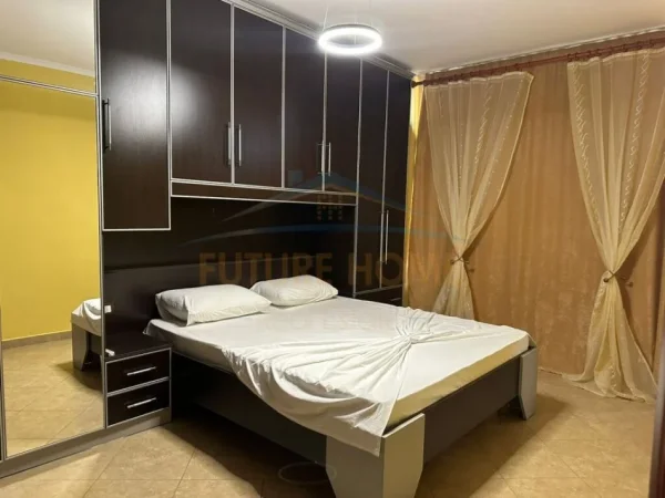 Tirane, jepet me qera apartament 3+1 Kati 2, 124 m² 800 € (TREGU ELEKTRIK)