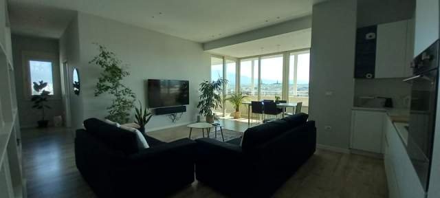 Tirane, jepet me qera apartament 2+1 Kati 12, 124 m² 1.000 Euro (Selvia)