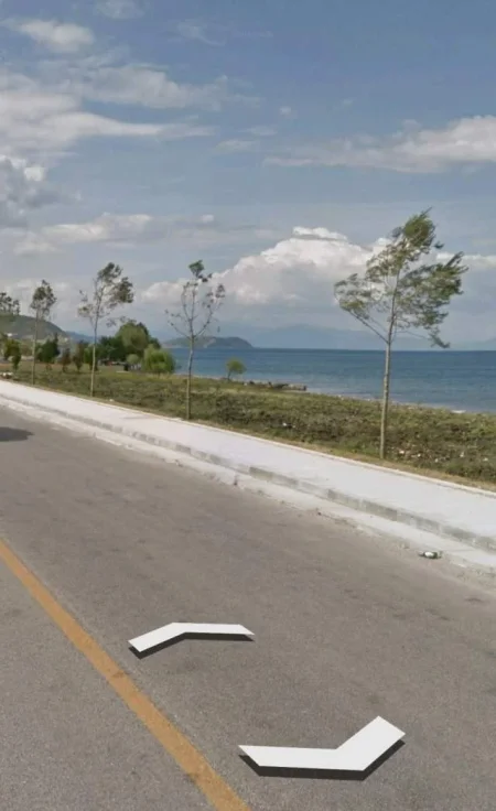 Okazion    shitet truall ne Pogradec  661m2 perball liqenit vija e pare buze rruges ne Pogradec ( Pojske )  cmimi nga 80 e m2 behet me   60 e m² ne Po