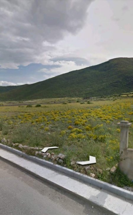 Okazion    shitet truall ne Pogradec  661m2 perball liqenit vija e pare buze rruges ne Pogradec ( Pojske )  cmimi nga 80 e m2 behet me   60 e m² ne Po