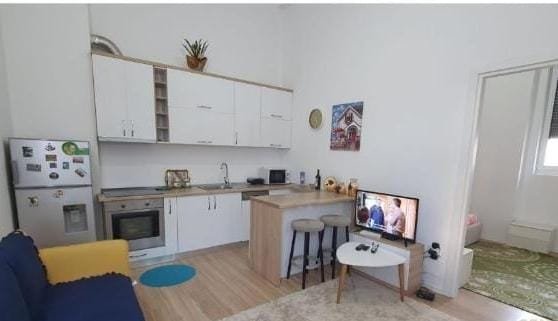 Tirane, jepet me qera apartament 1+1 Kati 0, 80 m² 450 Euro (Kompleksi Kontakt)
