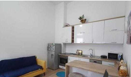 Tirane, jepet me qera apartament 1+1 Kati 0, 80 m² 450 Euro (Kompleksi Kontakt)