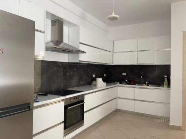 Tirane, jepet me qera apartament 5+1 Kati 3, 129 m² 450 Euro (Ish Stacioni Trenit)