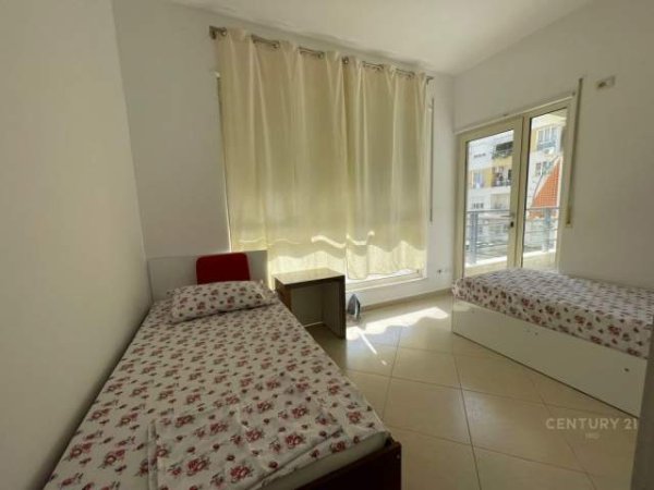 Tirane, jepet me qera apartament 5+1 Kati 3, 129 m² 450 Euro (Ish Stacioni Trenit)