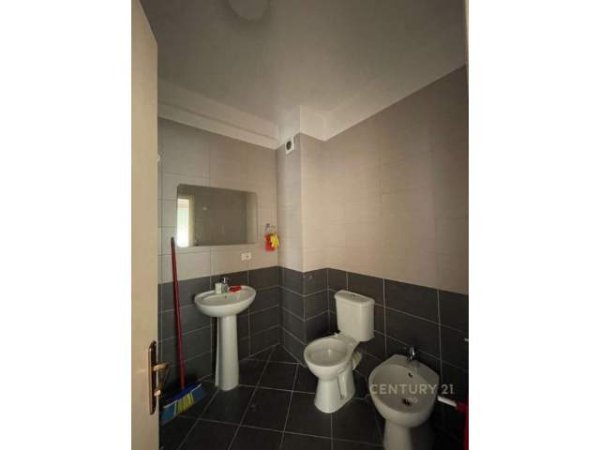Tirane, jepet me qera apartament 5+1 Kati 3, 129 m² 450 Euro (Ish Stacioni Trenit)