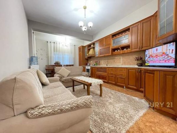 Tirane, jepet me qera Vile 3 Katshe Kati 1, 500 m² 1.200 Euro (Tufine)