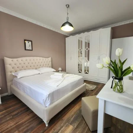 Tirane, jepet me qera apartament 2+1+post parkimi Kati 3, 100 m² 800 Euro (Kopshti Botanik)