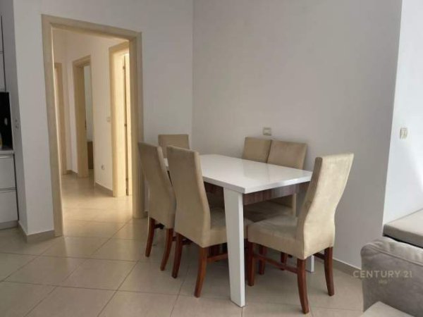 Tirane, jepet me qera apartament 5+1 Kati 3, 129 m² 450 Euro (Ish Stacioni Trenit)