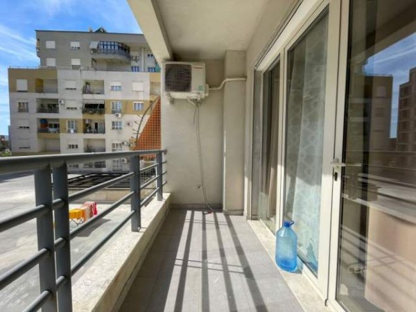 Tirane, jepet me qera apartament 5+1 Kati 3, 129 m² 450 Euro (Ish Stacioni Trenit)