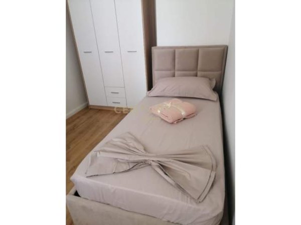 Tirane, jepet me qera apartament 5+1 Kati 5, 112 m² 950 Euro (Garda Pallati Vega)