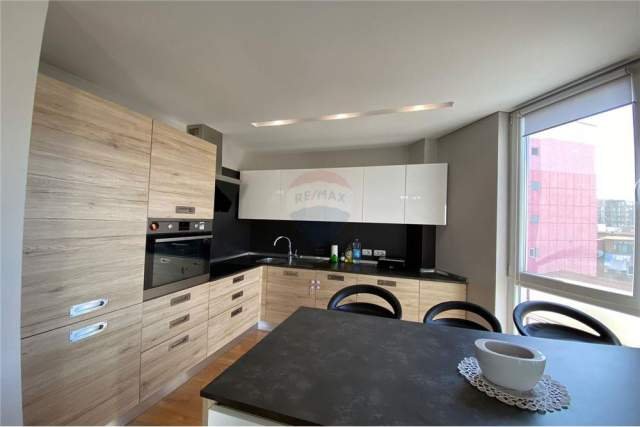 Tirane, jepet me qera apartament 2+1 115 m² 600  (liceu artistik)