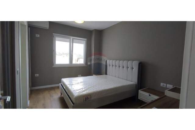 Tirane, jepet me qera 2+1 131 m² 1.000 Euro (KOPSHTI BOTANIK)