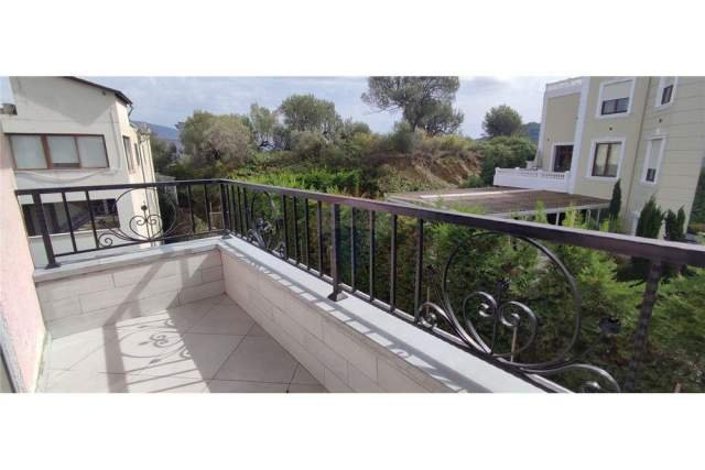 Tirane, jepet me qera 2+1 131 m² 1.000 Euro (KOPSHTI BOTANIK)