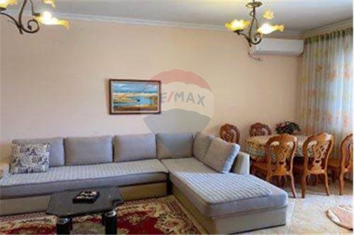 Tirane, jepet me qera apartament 2+1 95 m² 500 Euro (DON BOSKO)
