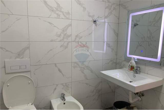 Tirane, jepet me qera apartament 2+1 120 m² 700 Euro (FUSHA AVIACIONIT)