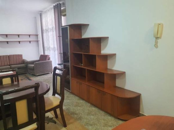 Tirane, jepet me qera apartament 3+1 Kati 3, 90 m² 420 Euro (Ndrek luca)