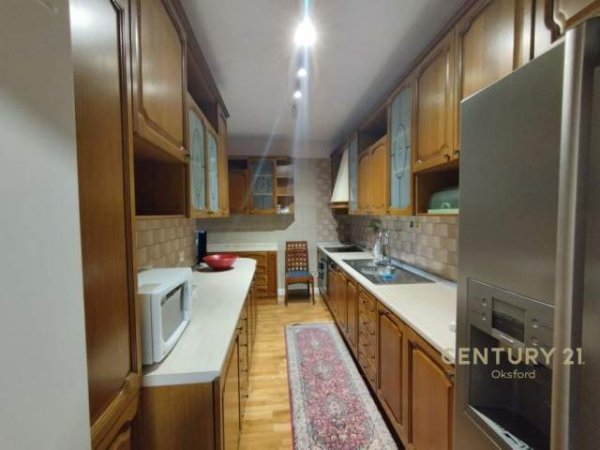 Tirane, jepet me qera apartament 5+1 Kati 6, 160 m² 900 Euro (Tek Shallvaret)