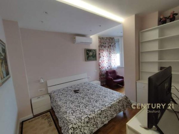 Tirane, jepet me qera apartament 5+1 Kati 6, 160 m² 900 Euro (Tek Shallvaret)