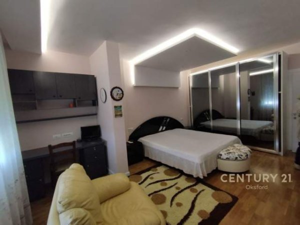 Tirane, jepet me qera apartament 5+1 Kati 6, 160 m² 900 Euro (Tek Shallvaret)