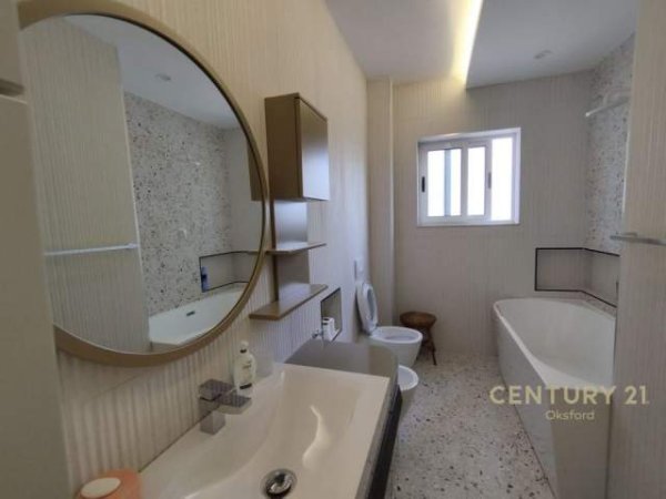 Tirane, jepet me qera apartament 5+1 Kati 6, 160 m² 900 Euro (Tek Shallvaret)