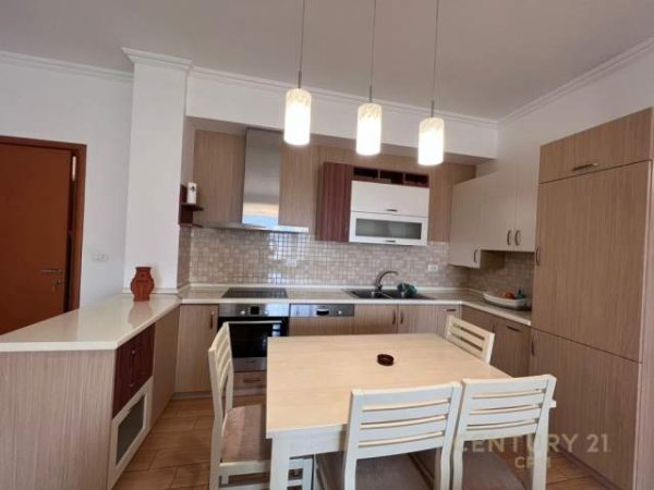 Tirane, jepet me qera apartament 2+1 Kati 6, 105 m² 800 Euro (Rr. Bogdaneve)