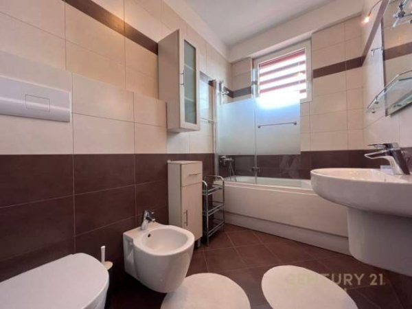 Tirane, jepet me qera apartament 2+1 Kati 6, 105 m² 800 Euro (Rr. Bogdaneve)
