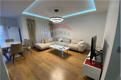 Tirane, jepet me qera apartament 2+1+A Kati 3, 98 m² 500 Euro (Don Bosco)