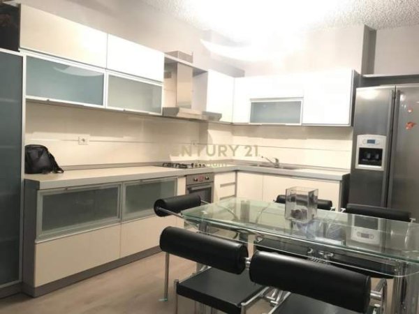 Tirane, jepet me qera apartament 5+1 Kati 2, 170 m² 800 Euro (Rr.Kosovareve)