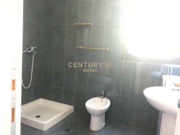 Tirane, jepet me qera apartament 5+1 Kati 2, 170 m² 800 Euro (Rr.Kosovareve)