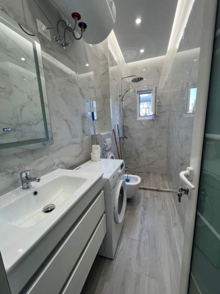 Tirane, jepet me qera apartament 1+1 Kati 0, 37 m² 350 Euro (Laprak)