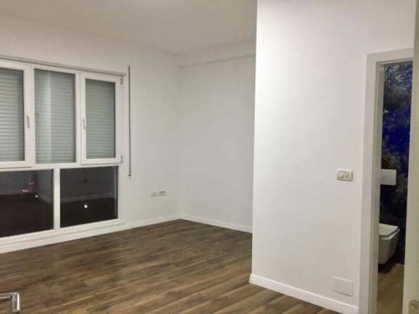 Tirane, jepet me qera zyre Kati 1, 95 m² 600 Euro