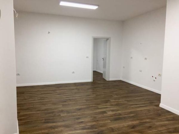 Tirane, jepet me qera zyre Kati 1, 95 m² 600 Euro