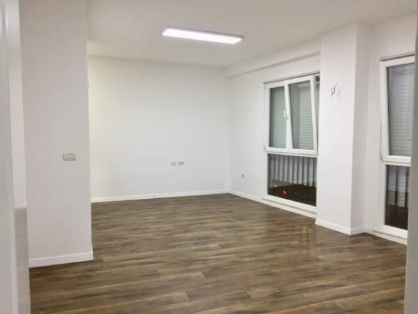 Tirane, jepet me qera zyre Kati 1, 95 m² 600 Euro