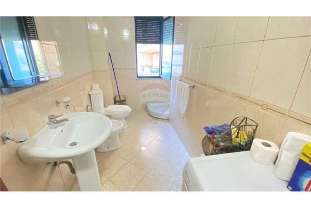 Tirane, jepet me qera apartament 1+1 80 m² 300 Euro (LIQENI I THATE)