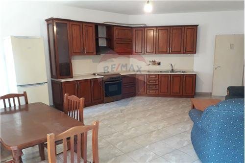 Tirane, jepet me qera apartament 1+1+A Kati 3, 70 m² 370 Euro (Rruga Peti)