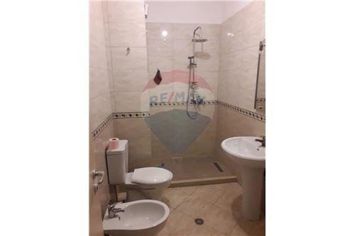 Tirane, jepet me qera apartament 1+1+A Kati 3, 70 m² 370 Euro (Rruga Peti)
