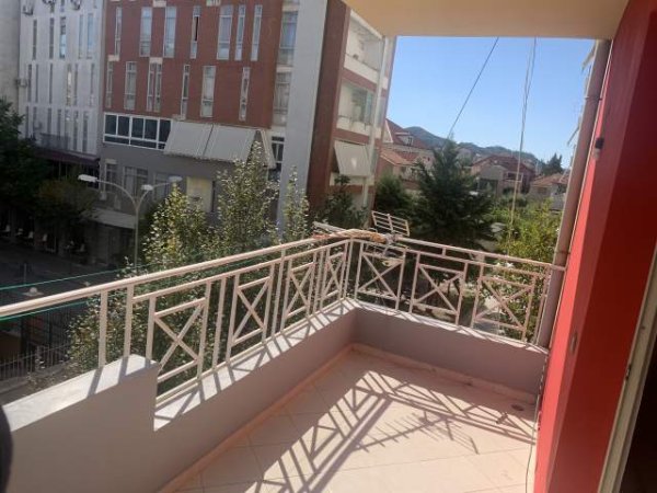 Tirane, jepet me qera apartament 2+1+BLK Kati 2, 110 m² 400 Euro (Rruga Irfan Tomini)