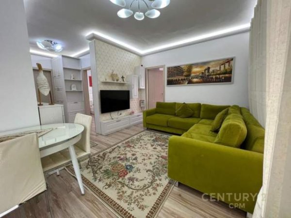 Tirane, jepet me qera apartament 2+1 Kati 3, 600 Euro (Komuna Parisit)
