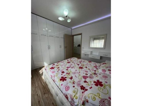 Tirane, jepet me qera apartament 2+1 Kati 3, 600 Euro (Komuna Parisit)