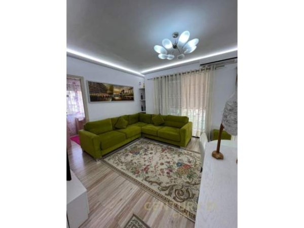 Tirane, jepet me qera apartament 2+1 Kati 3, 600 Euro (Komuna Parisit)