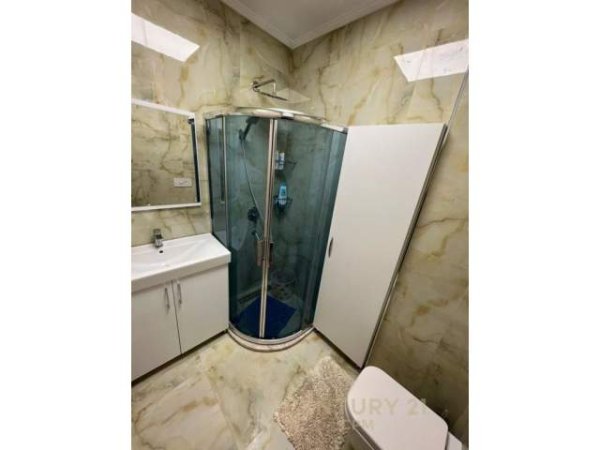 Tirane, jepet me qera apartament 2+1 Kati 3, 600 Euro (Komuna Parisit)