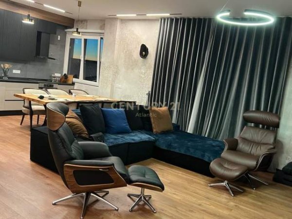 Tirane, jepet me qera apartament 3+1+BLK Kati 10, 200 m² 2.000 Euro (Perball Delijorgjit)