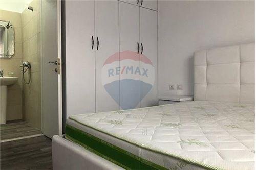 Tirane, jepet me qera apartament 2+1 Kati 3, 80 m² 400 Euro (ali demi)