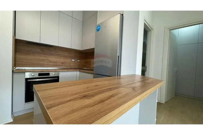 Tirane, jepet me qera apartament 1+1 , 65 m² 750 € (Apartament 1+1 per qira ne Qender!)